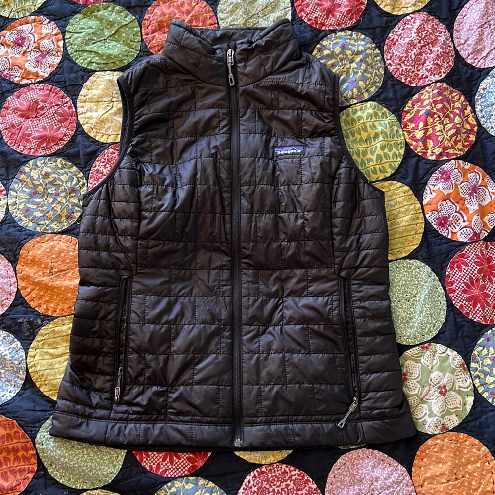 Fitted Patagonia Nanopuff lightweight vest